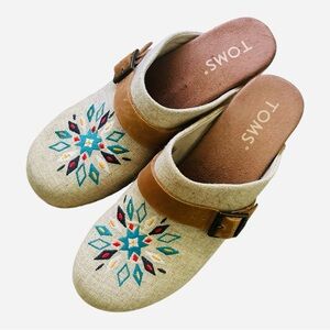 Toms Tan and Cream Elisa Clog Mules with Embroidered Design natural linen W 7.5